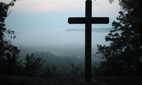 O que aconteceu com as pessoas que ressuscitaram quando Jesus morreu (Mt 27:51-53)?