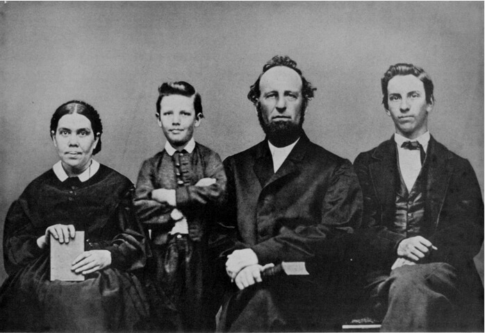 Tiago e Ellen White com seus dois filhos, Edson com 16 anos e Willie com 10 anos. A foto foi tirada em Batlle Creek, em 1864.